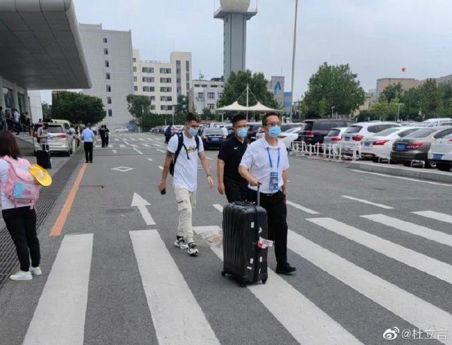 尔后，一名年青人拿着被杀人的提包被差人发现，在逃跑时又被迎面的卡车撞飞。